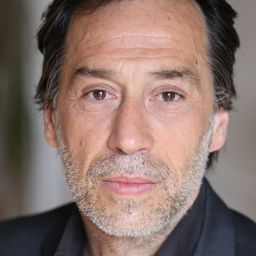 Xavier Mussel 飾演 Antiquaire