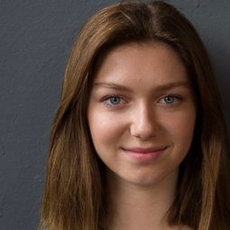 Isabella Blake-Thomas 飾演 British Girl (voice)