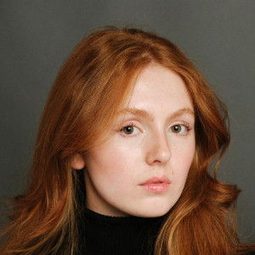 Martina Olsen 飾演 Carmen