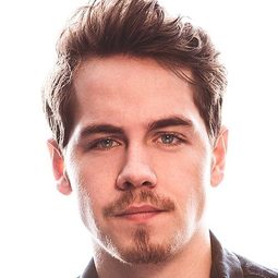 門羅·錢伯斯 - 貝多芬聖誕大冒險演員 飾演Mason