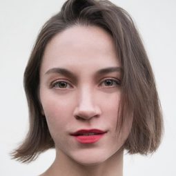 席妮·李蒙 飾演 Pauline