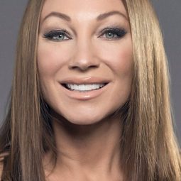 Charlotte Perrelli 飾演 Self