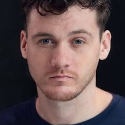 Jonny Lavelle - 侏羅紀世界：重生演員 飾演Helicopter Co-Pilot