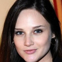Jo Armeniox 飾演 Christine