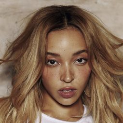 Tinashe 飾演 Hero Girl (motion capture)