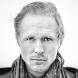 桑波·薩可拉 飾演 Strang