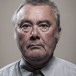 Peter Gorissen 飾演 Eigenaar wassalon