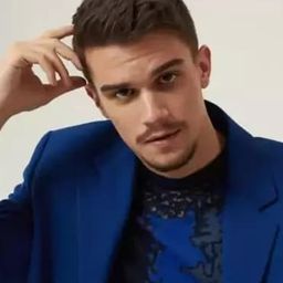 艾倫·歐倫 飾演 Özgür