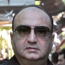 Vivek Vaswani - English Babu Desi Mem演員 飾演Waiter