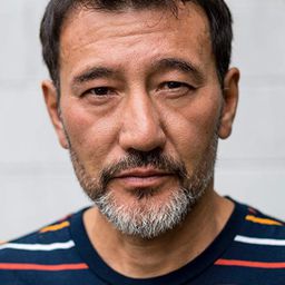 Erich Chikashi Linzbichler 飾演 Sheriff Kameo Akoni