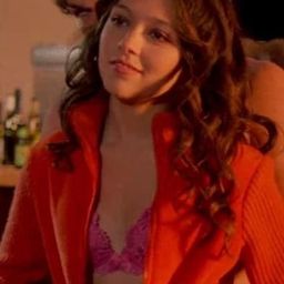 霍莉·湯恩 飾演 Catherine