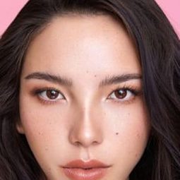 Tia Taveepanichpan 飾演 Teenager Girl