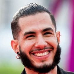 Jonas Ben Ahmed 飾演 Neil