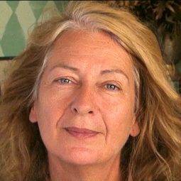 Michele Valley 飾演 Mother