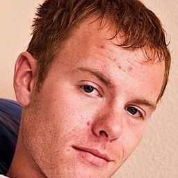 Alex Matthews 飾演 Howard