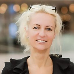 Erika Carlsson - 聖劍屠魔 3演員 飾演Khorsa