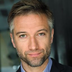 Howard Corlett 飾演 Herbert Carew