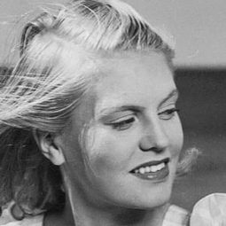 Amy Aaröe - 海之沉默演員 飾演La Fiancée