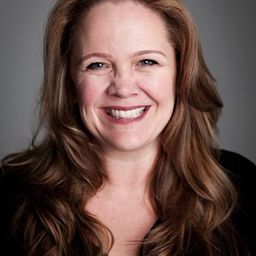 Sarah Valentine 飾演 Elaine