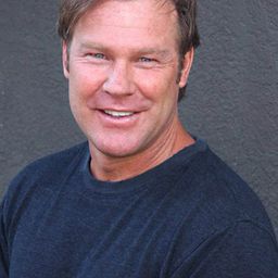 Todd Bryant 飾演 Capt. Klaa