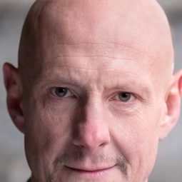 Toby Wynn-Davies 飾演 Harry Price