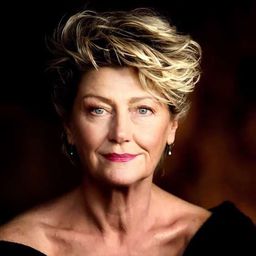 Tina Bursill 飾演 Iris