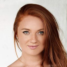 Elizabeth Morris 飾演 Krystal