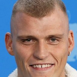 Sebastian Bull Sarning 飾演 Torsten