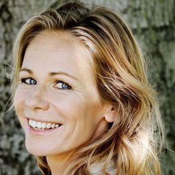 Claudine Wilde 飾演 Plume