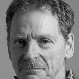 Gábor Ferenczi - 高山低谷演員 飾演Háziorvos