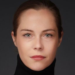 Lea Cok 飾演 Svetlana