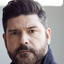 John T. Woods 飾演 Gay Man #2