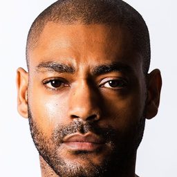 凱恩·羅賓森 飾演 Izi