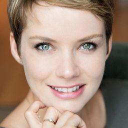 Andrea Osvárt 飾演 Berta