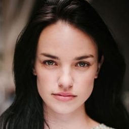 Alice Chaston 飾演 Clara