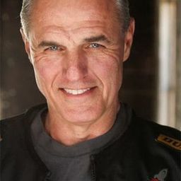 Scott Hoxby 飾演 Bob