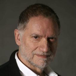 Nancho Novo 飾演 Roberto Moreno