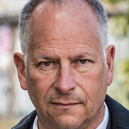 Frank Röth 飾演 Tár's personal physician (voice)