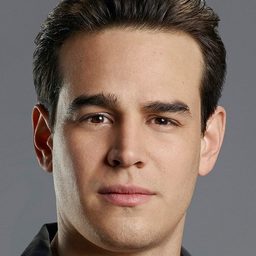 阿爾貝托羅森德 飾演 James