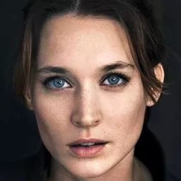 Josefin Asplund 飾演 Sonja Hansson