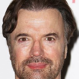 Paul Rhys 飾演 Jonathan