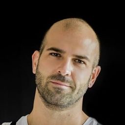 Mario Mayo 飾演 Papá