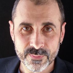 Lluis Villanueva 飾演 Emilio