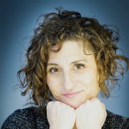 Shoshana Sperling 飾演 Ember (voice)