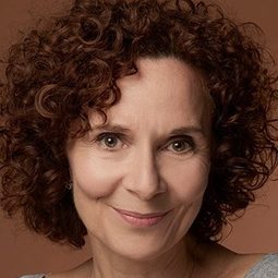 Susana Pampín - 追殺騎師演員 飾演Doctor