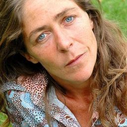 安娜·賓琳特 飾演 Baroness Ruth Reiter