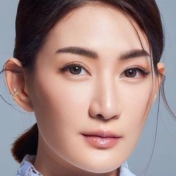 Chon Wachananon 飾演 TV News Host