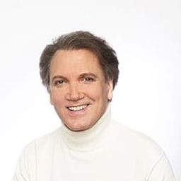 Charles Busch 飾演 Timothy