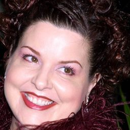 潔基·蓋爾拉 飾演 Suzette Quintanilla