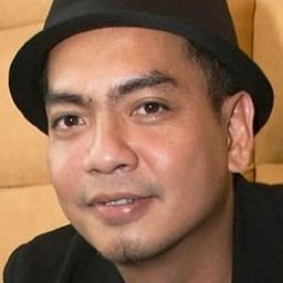 英德拉·比羅沃 飾演 Agung Santoso